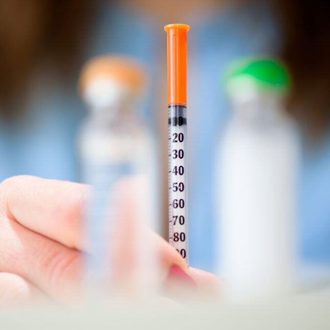 Spitz with insulin in the hands of the patient.